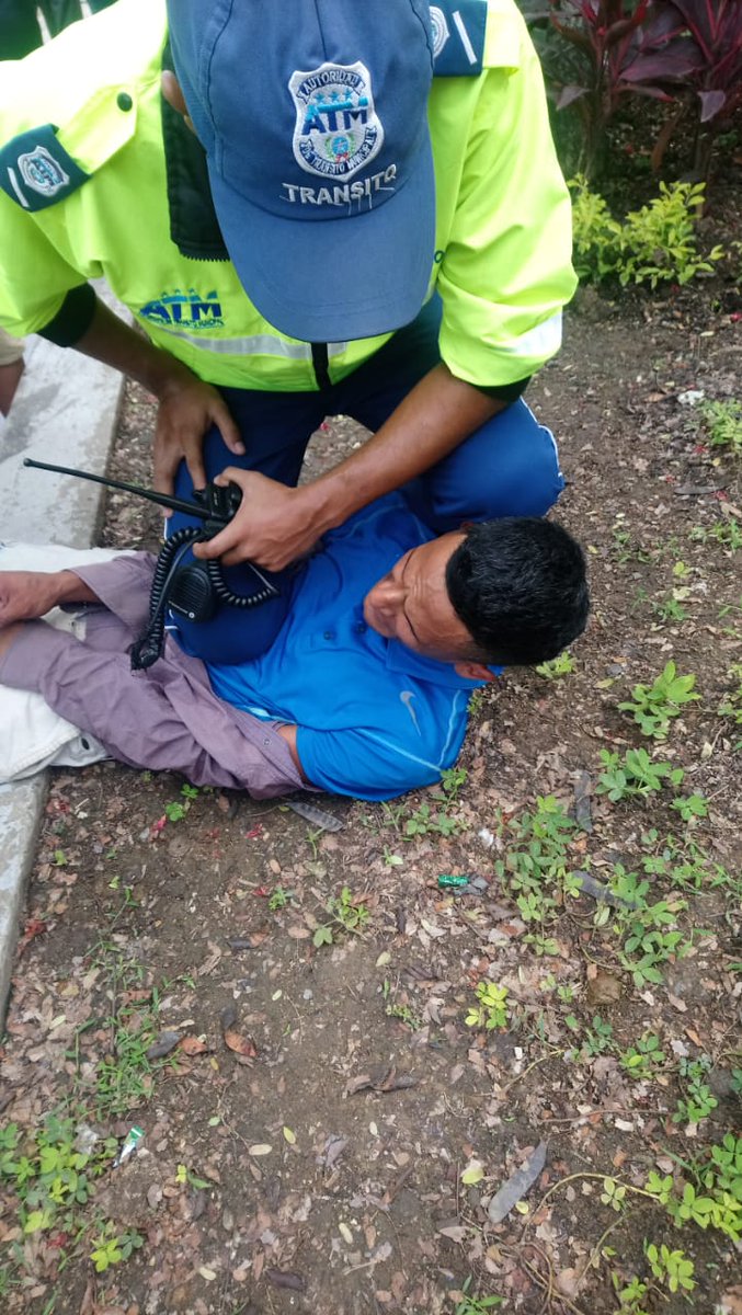 ATMGuayaquil's tweet photo. #ATENCIÓN | Hace pocos minutos, un agente de la ATM capturó a un sujeto que asaltó a los pasajeros de un bus de la línea 65, en la Av. Francisco de Orellana. El antisocial, fue entregado a la Policía Nacional para el procedimiento correspondiente. #ATMseguridad https://t.co/rYf0cLNHxI