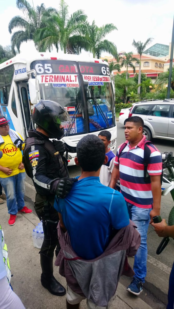 ATM Guayaquil ar Twitter: “#ATENCIÓN | Hace pocos minutos, un agente de la  ATM capturó a un sujeto que asaltó a los pasajeros de un bus de la línea 65,  en la