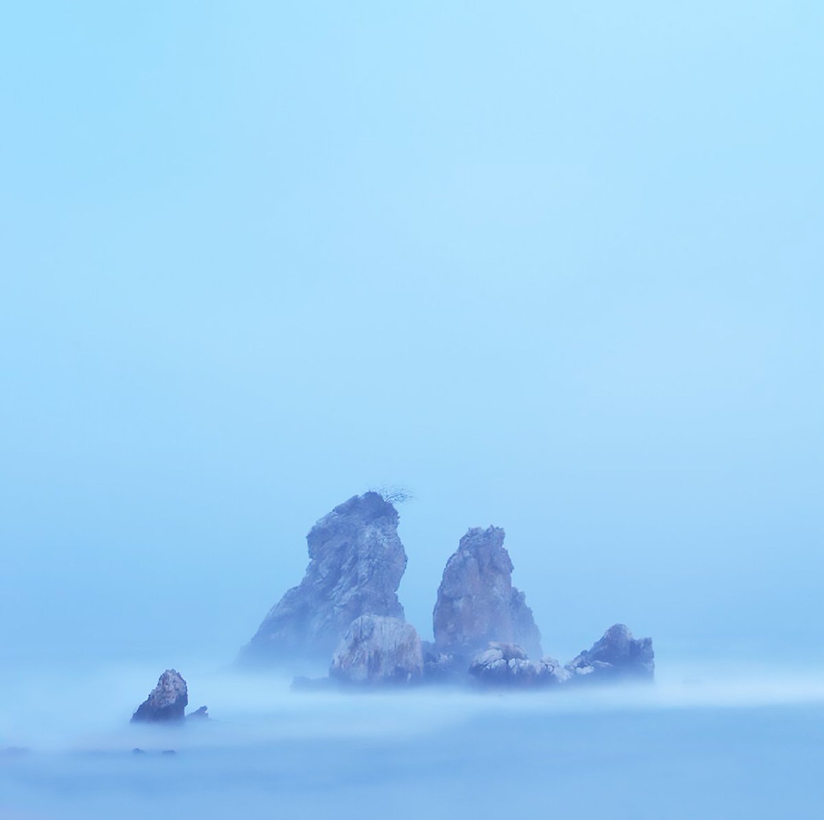 artmiamifairs's tweet photo. #ArtWynwood 2019 | 'Waiting for,' (2015), photograph on Hahnamühle paper by Yeong-Jea Kim. Compliments of @jankossenart, AW420. https://t.co/YUL8rK9l3P