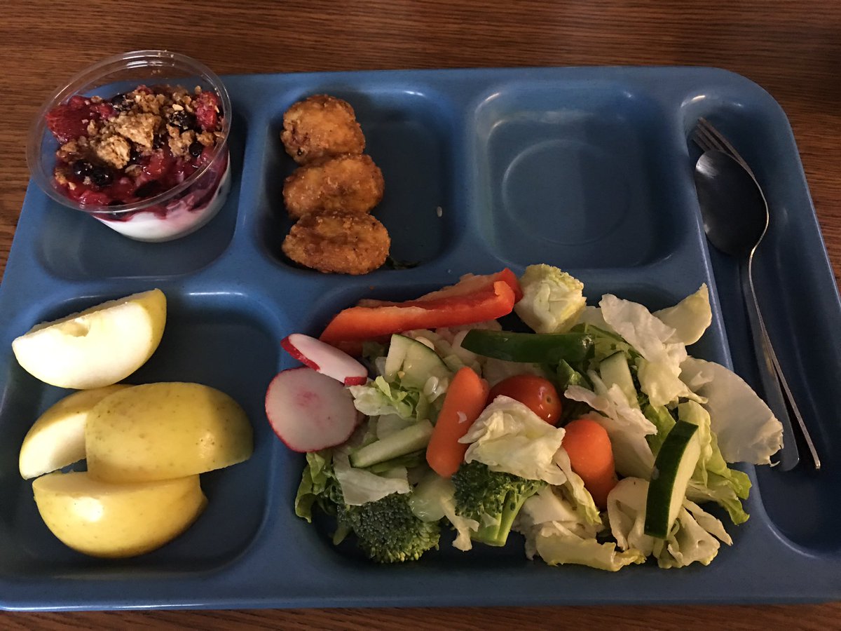 Susbuening's tweet photo. I eat school lunch daily. I can eat a rainbow from the @myfcs salad bar. #schoollunch #ThisIsFranklin #GetMovingFranklin #yummylunch https://t.co/c4vdcxZAjm
