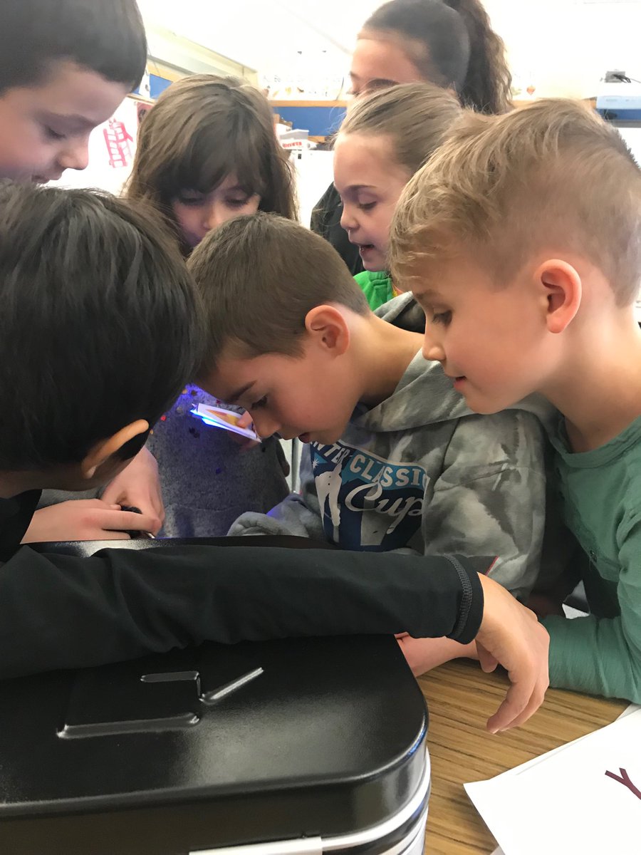 DrCarreiro's tweet photo. Let it Snow in ⁦@mrslevangie⁩ ‘s class!  ❄️ ⛄️. These second graders want snow on this 60 degree day!  So snow they shall get!  Do YOU want to build a snowman?  #kidsdeserveit #betheone #fullermeadow #breakoutedu #doyouwanttobuildasnowman #springdayinFebruary https://t.co/E59T0XVoek