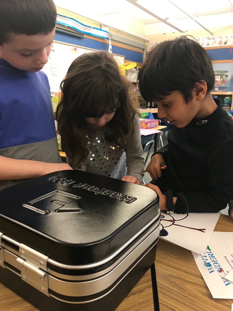 DrCarreiro's tweet photo. Let it Snow in ⁦@mrslevangie⁩ ‘s class!  ❄️ ⛄️. These second graders want snow on this 60 degree day!  So snow they shall get!  Do YOU want to build a snowman?  #kidsdeserveit #betheone #fullermeadow #breakoutedu #doyouwanttobuildasnowman #springdayinFebruary https://t.co/E59T0XVoek