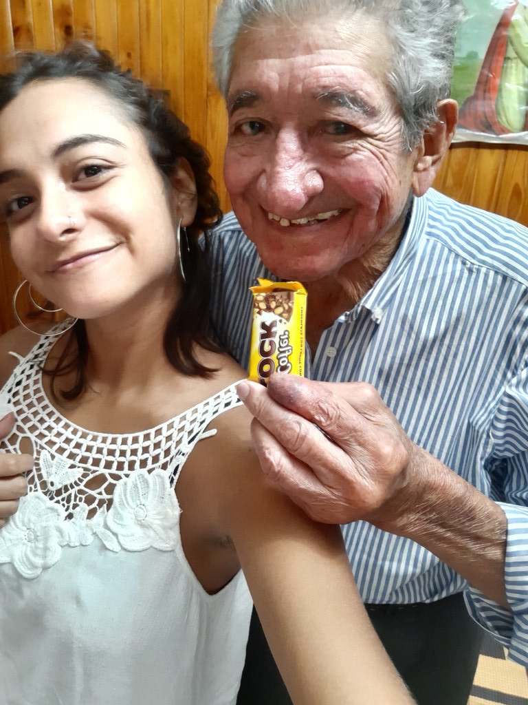 aldanarufino's tweet photo. Chacho le manda saludos a todos y agradece su amor y buenos gestos. Se convirtió en el abuelo de todos ustedes por el cariño que le brindaron. No solo comió pizza, también paseo por la peatonal después de tanto tiempo, y se llevo un chocolate para comer de postre. https://t.co/Hn67xtmhj8