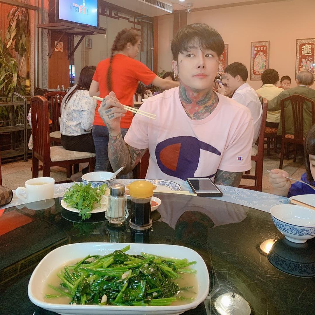 88P_CHRIS's tweet photo. Bon appetit. 🍴 https://t.co/l7fBOfFHkC