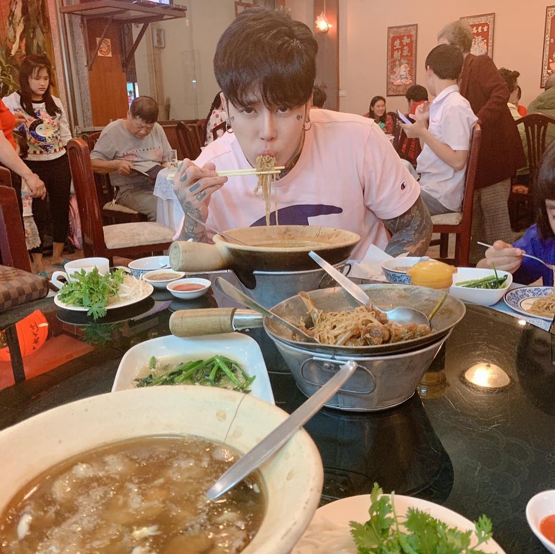 88P_CHRIS's tweet photo. Bon appetit. 🍴 https://t.co/l7fBOfFHkC