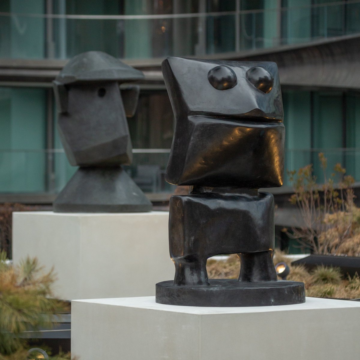 Kasmingallery's tweet photo. In the #KasminSculptureGarden: three monumental statues by #MaxErnst, on view from #TheHighLine with access at 28th street. The exhibition continues in the #HighLineNine, Gallery 3, with seven additional works spanning a twenty year period. https://t.co/s387Suf8l1
