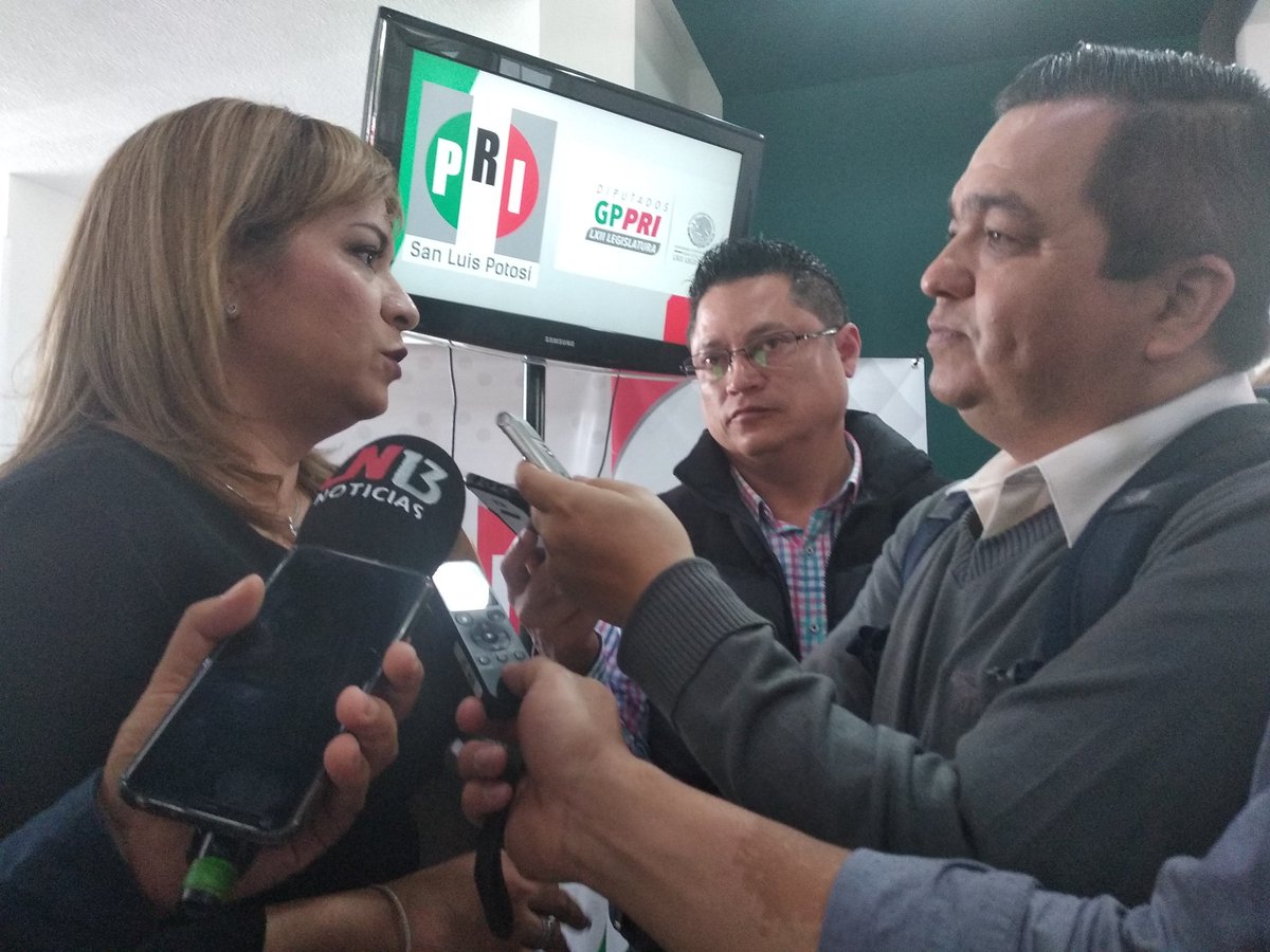 YOLANDACEPEDAE's tweet photo. Esta mañana acompañé a los #DiputadosPRI  #SLP en la presentación de la Agenda Legislativa que la fracción parlamentaria priísta trabajará en la LXII Legislatura del @CongresoEdoSLP  #SumandoFortalezas @CDE_PRI @ElasPesina @YOLANDACEPEDAE https://t.co/OVUOhqsWBq