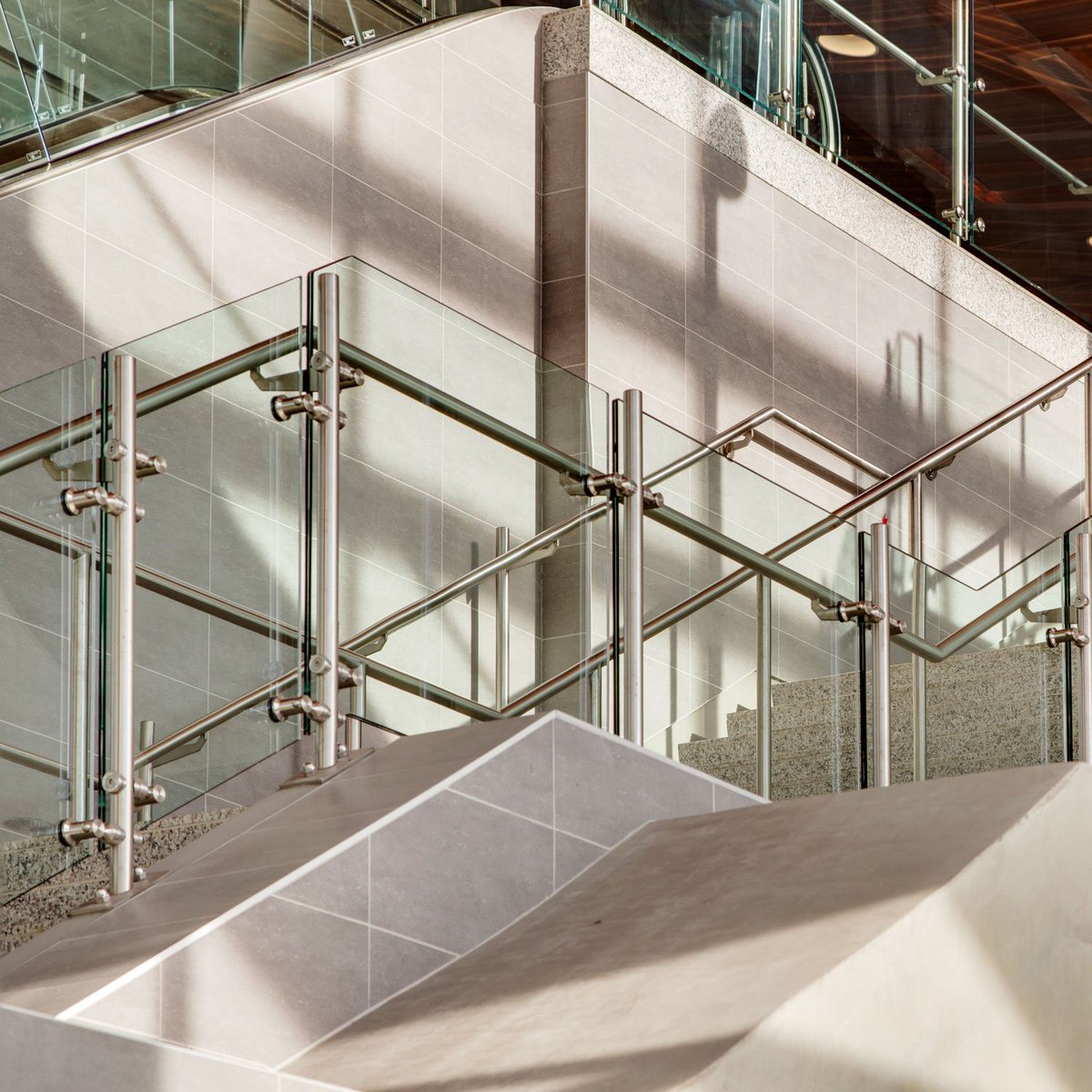 stella_glass's tweet photo. Whats the difference between #handrails and #guardrails? Handrails provide stability for people while ascending/descending stairs or slopes while guards are #barriers around the perimeter of an elevated landing/deck! https://t.co/HAVFLNrJld