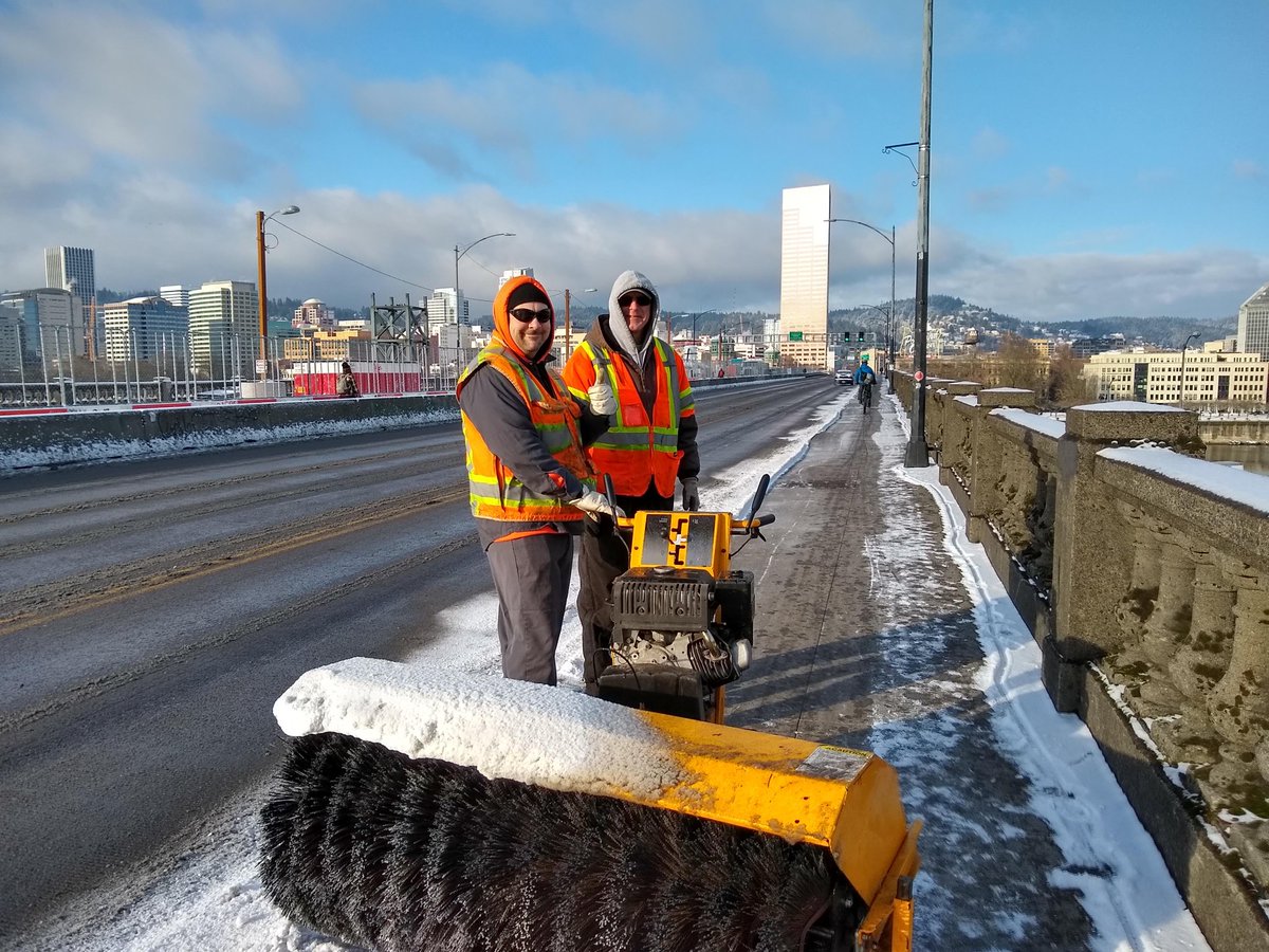 Big thanks to <a href="/MultCoBridges/">MultCo Bridges</a> crew for clearing the sidewalk/bike lane this morning!