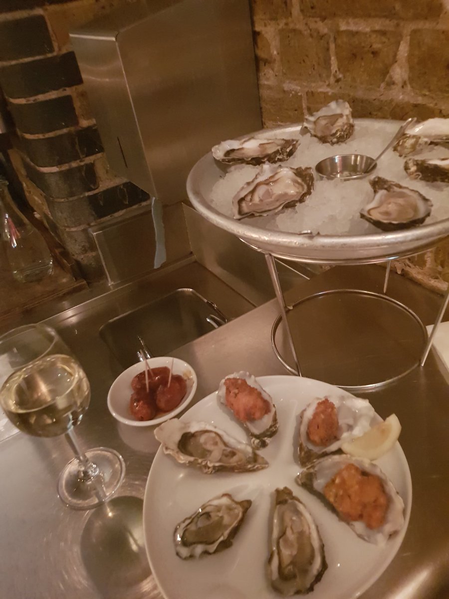 Angelabull's tweet photo. Making the most of an hours break between #RehearsalRoom &amp; #RehearsedReading. Having a wonderful #LondonMoment with a glass of chilled &amp; my favourite supper @WrightBrosLTD #CoventGarden. Now off to be all actressy #LifeLifeBalance #Oysters #LoveLondon #JobingActress https://t.co/ZzuONezy4d