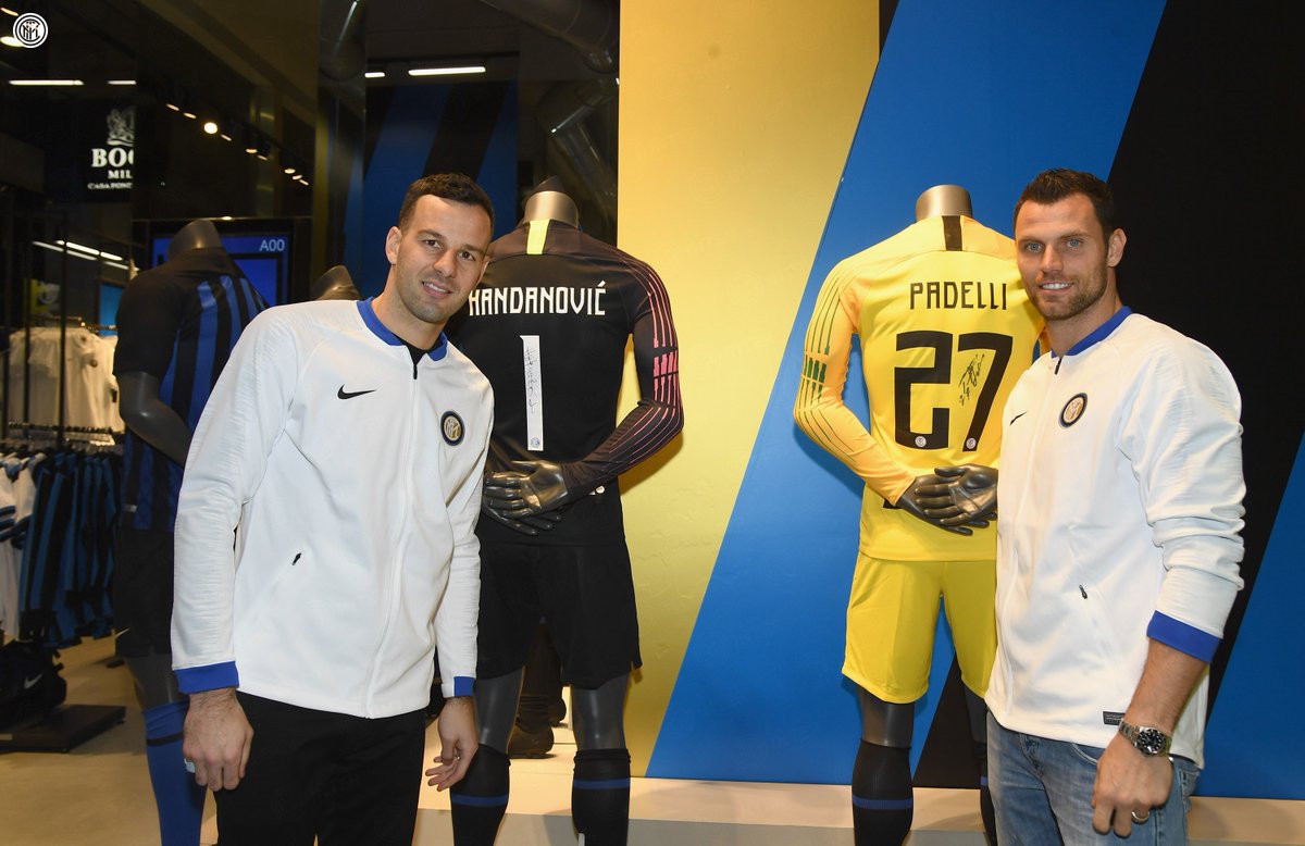 Inter's tweet photo. 1โฃ Samir #Handanovic e 2โฃ7โฃ @DanielePadelli hanno incontrato i tifosi nerazzurri all'#InterStoreMilano per il lancio della maglia da portiere, finalmente in vendita! ๐๐โซ๏ธ๐ต
๐ธ ๐ https://t.co/Rh1BidklyE #InterFans #ForzaInter #FCIM https://t.co/KMgHxqMSUM