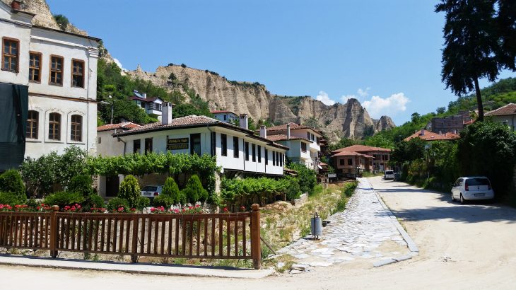 WinesofBulgaria's tweet photo. Melnik, Bulgaria: Where is Don Juan When You Need Him? 🍷
https://t.co/eJl14nP6kv
#wine #Melnik #VillaMelnikWinery #Bulgaria https://t.co/mbnGmb1dOQ