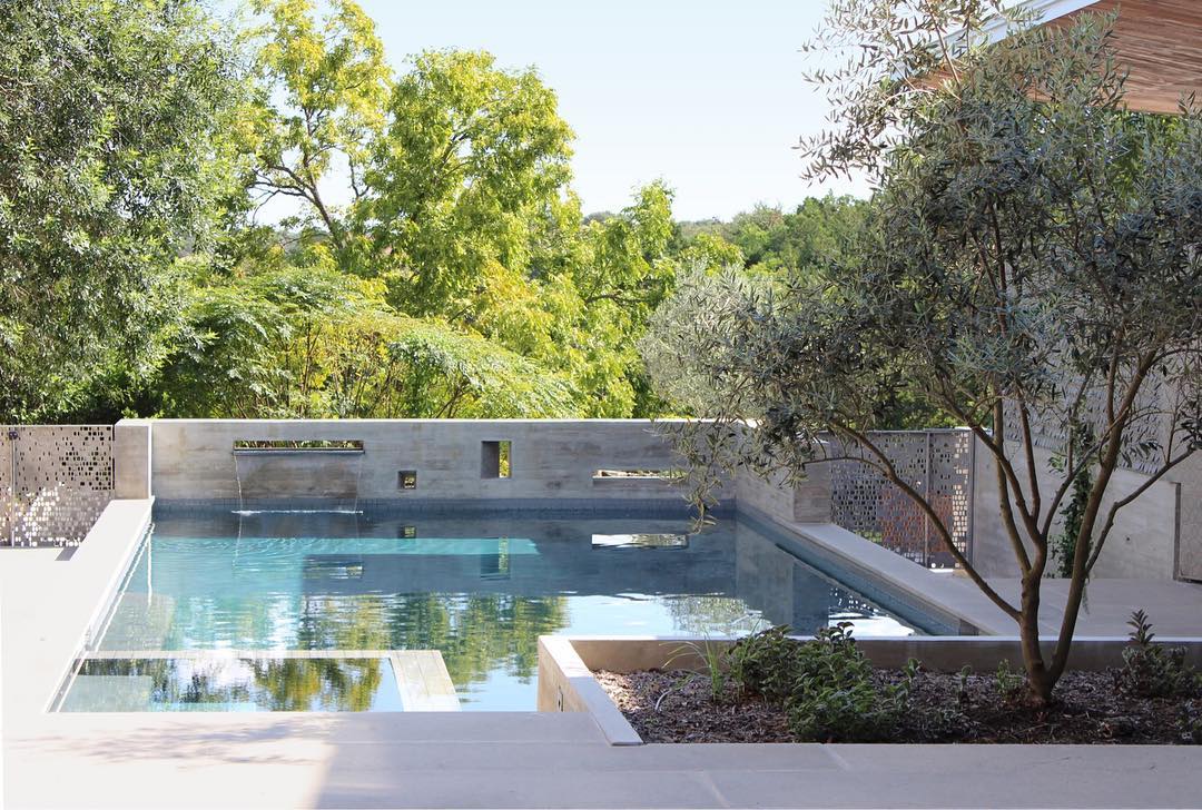 BSCArchitecture's tweet image. Casa de Sombra @BSCArchitecture captures coolness of courtyard in the heat of Austin TX #courtyardhouses #austinarchitecture #austinhouses #lightandshadow #poolside #pools
