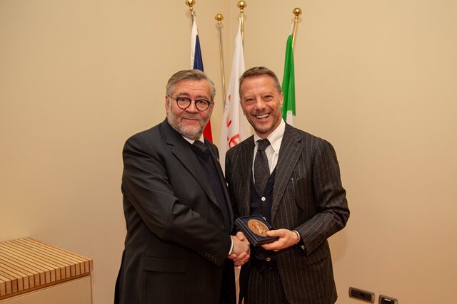 Leonardo_IT's tweet photo. Il capo della Divisione elicotteri #Cutillo ha accolto la delegazione nello stabilimento di #Vergiate, dove ha illustrato i principali prodotti, a partire dall’elicottero best seller #AW139, agli #AW169 fino ai più performanti #AW189 https://t.co/NyXuKmDdAU