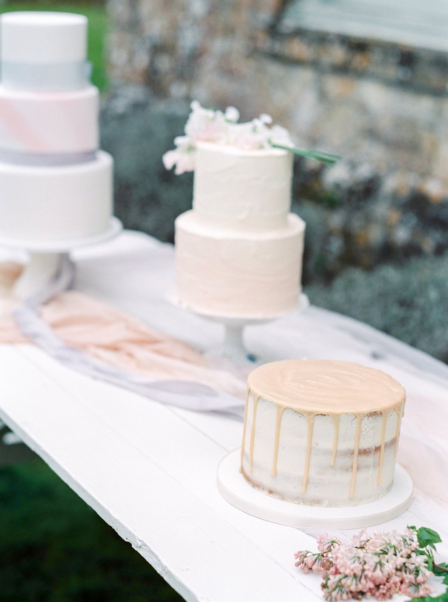 Love this garden wedding by <a href="/BowtieandBelle/">Bowtie and Belle</a> + <a href="/KateCullenStyle/">Kate Cullen Coaching & Photography</a> with vintage velvet sofas by #BLOVEDedit member <a href="/The_PropFactory/">The Prop Factory</a> for an outdoor ceremony! See it #onBLOVED > bit.ly/2Tn2Wan