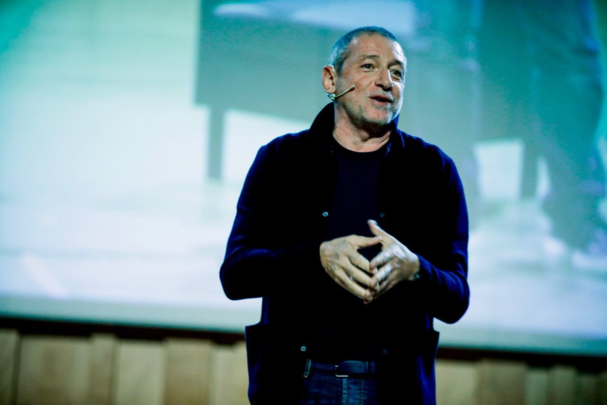 Dietro a grandi spettacoli ci sono grandi uomini. Il #festivaldisanremo2019 che inizia oggi lo vede di nuovo in regia. Un onore aver condiviso il palco con il grande <a href="/duccioforzano/">duccioforzano</a> lo scorso ottobre a Barcellona e poterlo riavere tra i protagonisti di #LeadershipArena quest'anno!