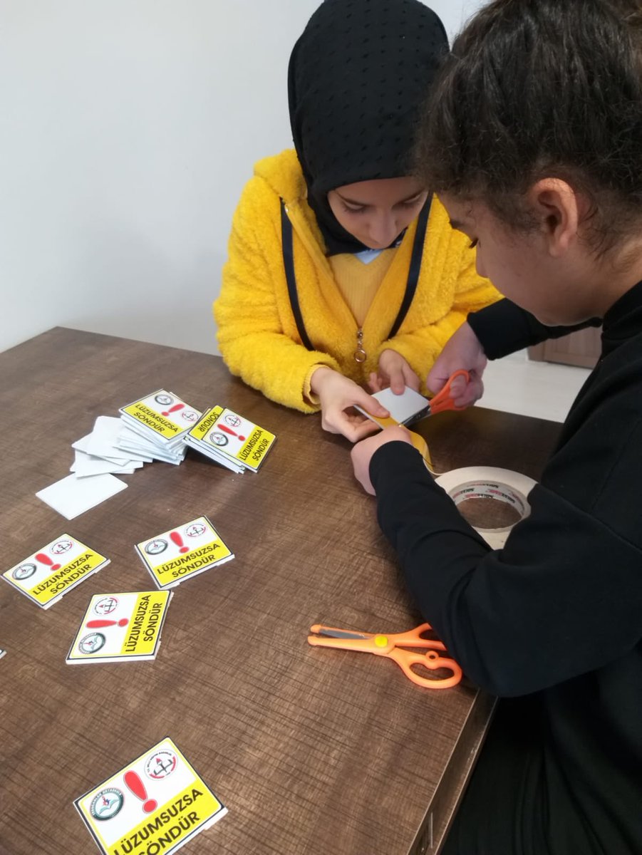 "Lüzumsuzsa söndür enerjiyi tasarrufa döndür".Projemiz bugün itibari ile okul içi aydınlatma,diğer elektrik kullanımı butonlarına yapıştırdığımız stickerlarımızla farkındalık faaliyetlerimize başladık.@Istanbul_ILMEM <a href="/pasalibesli/">Paşali Beşli</a> <a href="/memleventyazici/">Levent Yazıcı</a> <a href="/OzilLevent/">Dr. Levent Özil🇹🇷🇹🇷🇹🇷</a> <a href="/renuarry/">Fahrettin Köklü</a> @Memedcinar