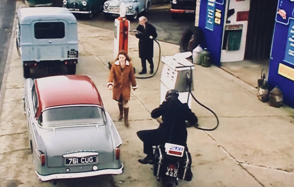 TvHeartbeat's tweet image. #DrLizMerrick’s #SunbeamRapier...both on screen and at a car show after filming with it’s original number plate - where is it now? #Sunbeam #classiccars ❤️