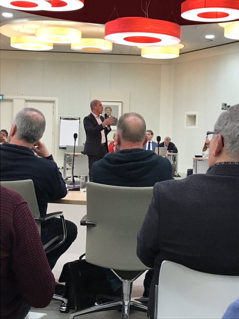 . <a href="/IJmondcommissie/">IJmondcommissie</a> over #energietransitie begint met presentatie <a href="/diederiksamsom/">Diederik Samsom</a> die overtuigend uitlegt dat verduurzaming van woningen haalbaar is