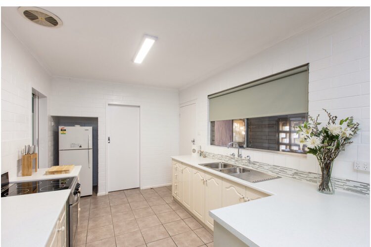 mpoole_min's tweet photo. Bright modern kitchen, Merbein brick home! What’s New Wednesday
#realestate #househunting #mildura #merbein #minpoole #home #barryplant #buy #sell #invest https://t.co/swfBqXnDy5