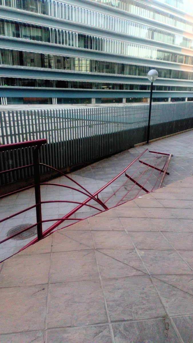 AsVcAbenarabi's tweet photo. #Murcia Insistimos a la concejal del @AytoMurcia @lolasanchezalar y a @Ballesta_Murcia en la imperiosa necesidad de poner cámaras de vigilancia. Graves desperfectos que están habiendo en #AbenarabiNorte Además de #botelleo @MurciaPolicia https://t.co/Jmu6S63tvk