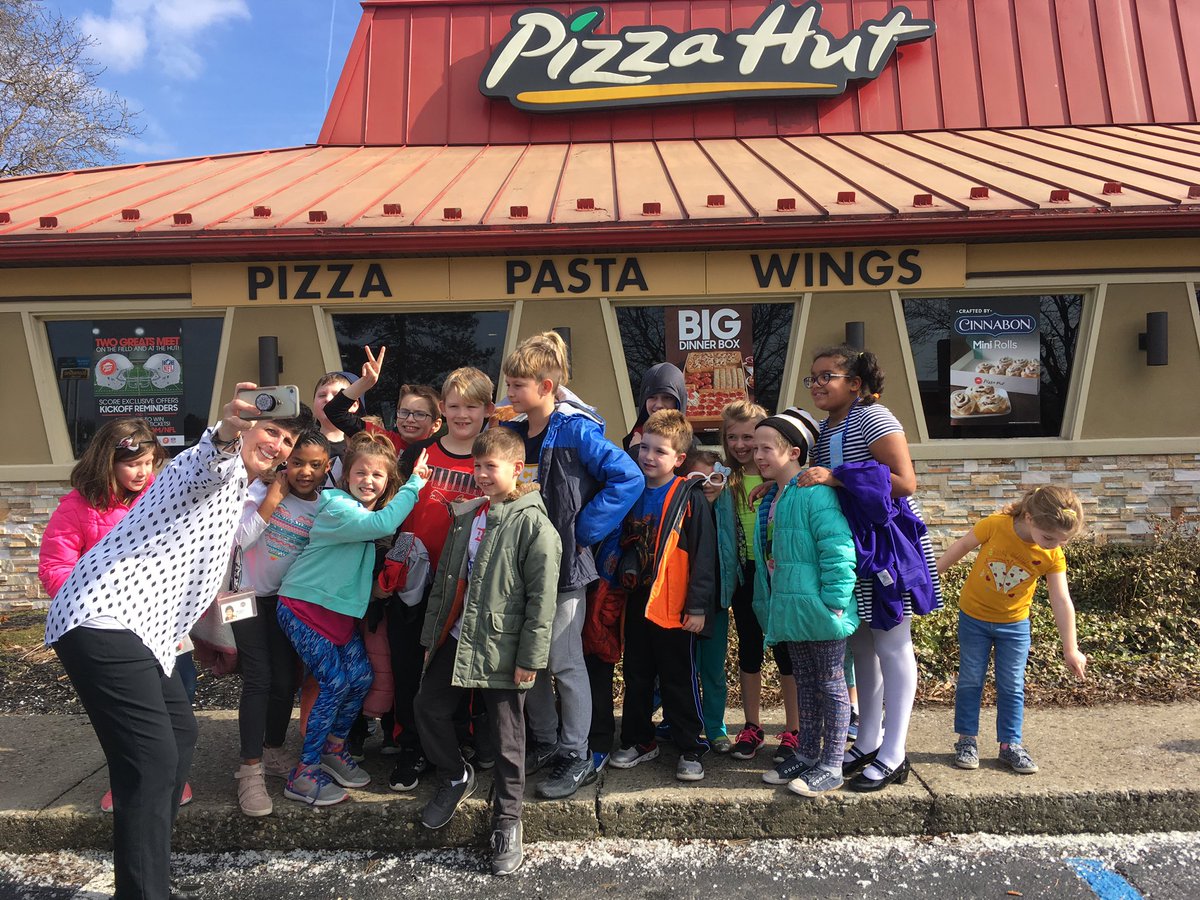 RMDolphins's tweet photo. Some Red Mill students went to lunch in style today. Thank you @pizzahut . #LimoLunch #RMPTO https://t.co/qZaQ947flC
