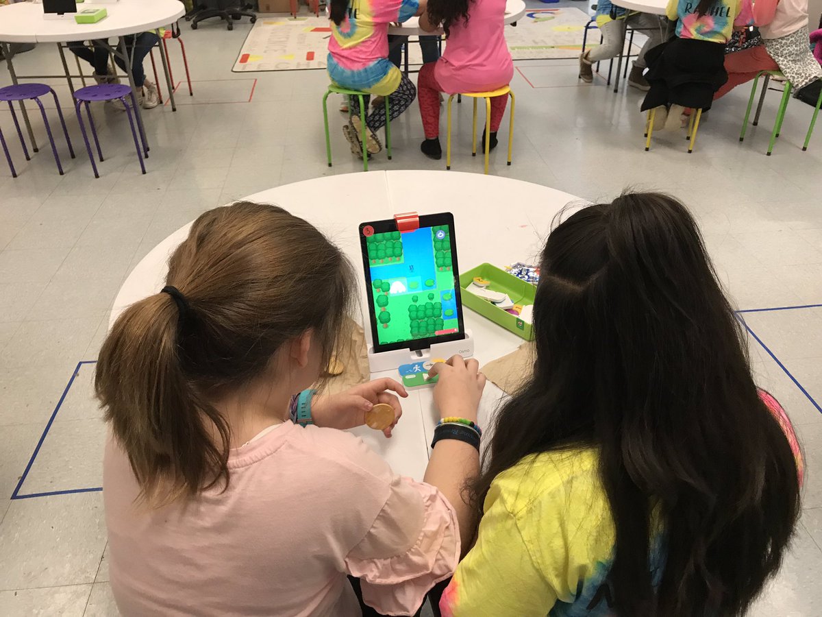 kcollazo's tweet image. The #GigaGirls are playing around with @PlayOsmo #CodingAwbie 😁😁 @RobbinsRockets