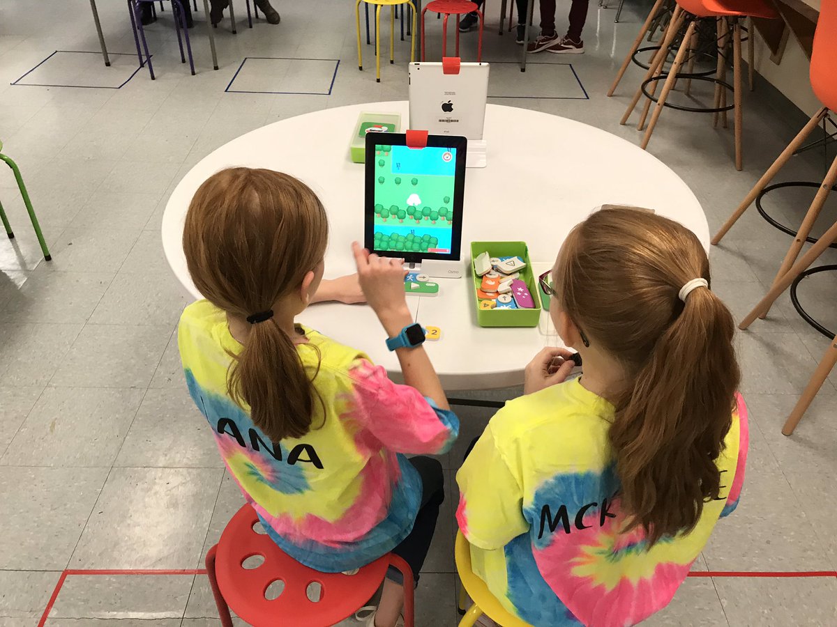 kcollazo's tweet image. The #GigaGirls are playing around with @PlayOsmo #CodingAwbie 😁😁 @RobbinsRockets