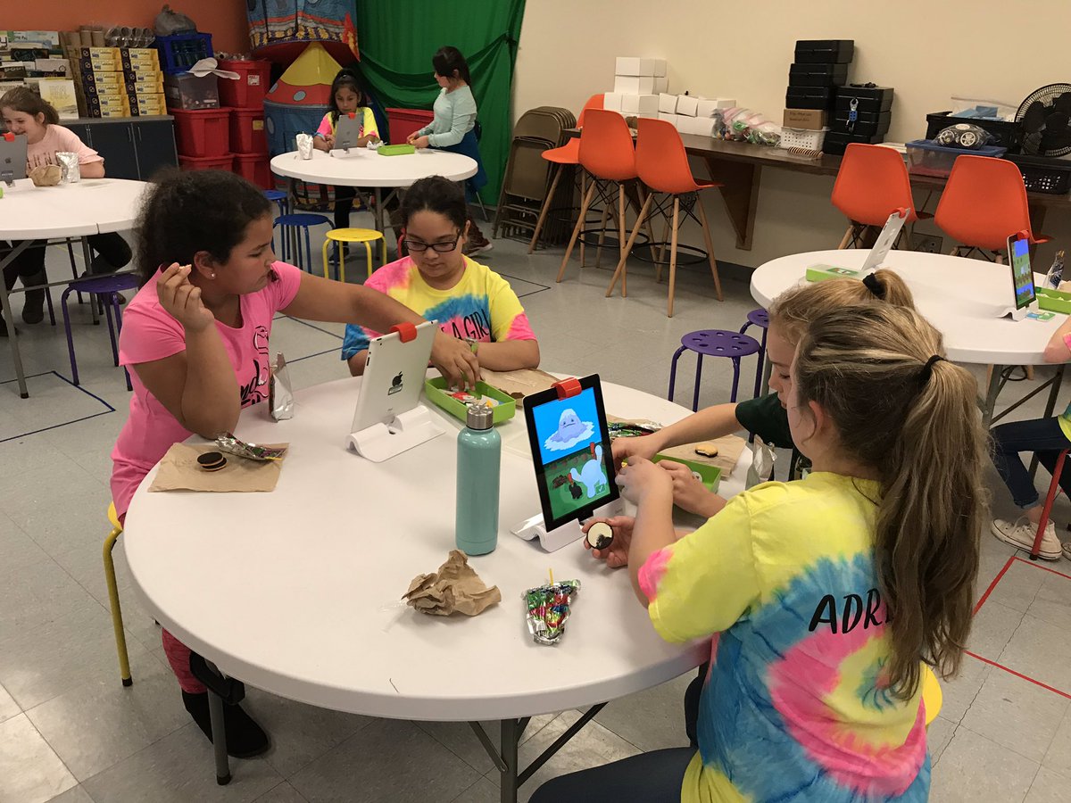 kcollazo's tweet image. The #GigaGirls are playing around with @PlayOsmo #CodingAwbie 😁😁 @RobbinsRockets