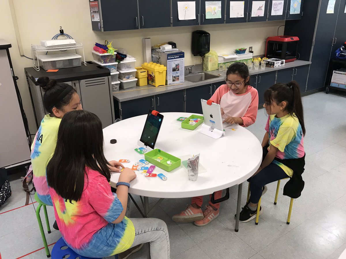 kcollazo's tweet image. The #GigaGirls are playing around with @PlayOsmo #CodingAwbie 😁😁 @RobbinsRockets
