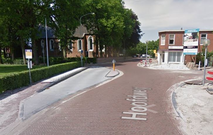 GBTynaarlo's tweet photo. Dankzij de inzet van Gemeentebelangen Tynaarlo is zojuist door de wethouder het besluit genomen dat de veelbesproken vluchtheuvel bij de bushalte Hoofdweg/Kosterijweg in Eelde zsm zal worden verwijderd. Gemeentebelangen Tynaarlo hoopt dat hiermee de ergenis zal zijn weggenomen. https://t.co/5B6BiLo1Yg