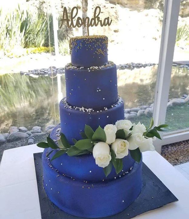 CocoLimonBakery's tweet photo. XV años cake!! #cocolimon #blue #gold #flowers #bakery #sugarcraft #fondantcake #irapuato🍓 https://t.co/TAhORLFtxa