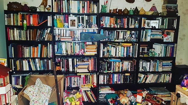 WelshBloggers's tweet photo. Day 4 of #authorlifemonth is a shelfie so this is the back wall of my living room. These are 99% our books. Toddler has his own bookshelf in his room. #amwriting #writermum #writer #writerlife #lgbtwriter #blogger #bipoet #bibloggers #biwriters #nonbinar… https://t.co/S6ZnWHr3mo https://t.co/RUmahyrSwe