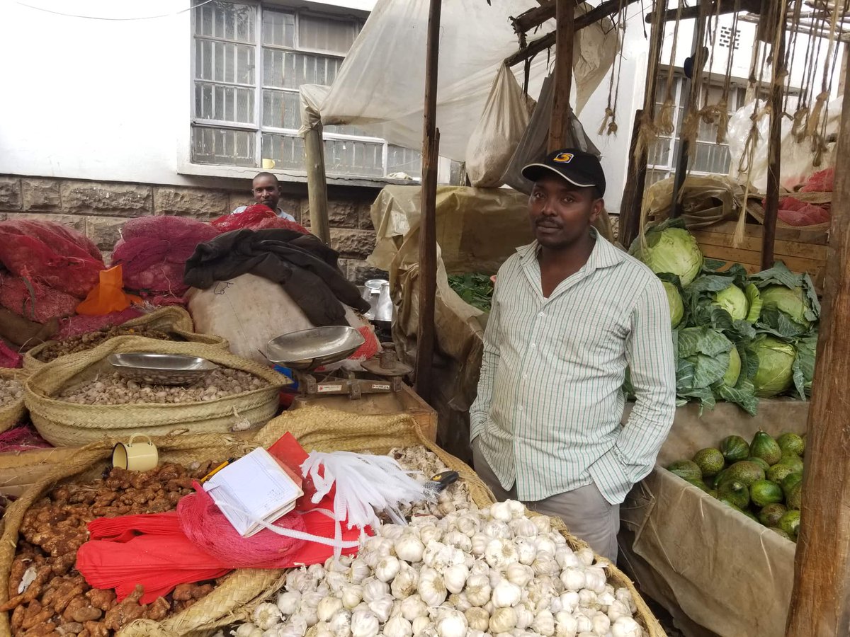 Tomoko Yakushigawa @ChangeAfrica (@tyakushigawa) on Twitter photo 【Kenyan vs Chinese Garlic】
・The retailer at #NgalaFigTreeMarket sells only #KenyanGarlic
・ #Indians come every after 10 minutes to buy them!
・They say "I like local ones b/c of strong flavor"
・Whether they are white & round like Chinese ones is not important for them. 【Kenyan vs Chinese Garlic】
・The retailer at #NgalaFigTreeMarket sells only #KenyanGarlic
・ #Indians come every after 10 minutes to buy them!
・They say "I like local ones b/c of strong flavor"
・Whether they are white & round like Chinese ones is not important for them.