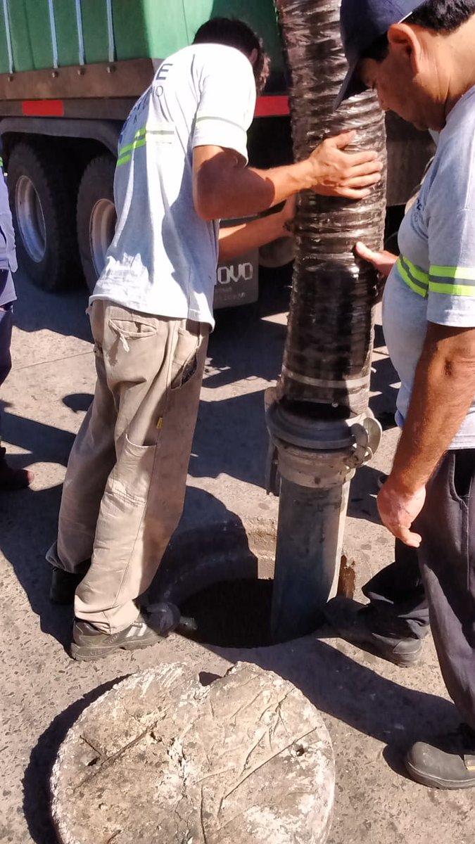 QueLindaMiCiuda's tweet photo. AHORA | Con el camión #desobstructor realizamos la Limpieza de sumideros y desagues pluviales con el objetivo optimizar el funcionamiento adecuado. 

#HOY | En #TalarCentro✔

#ElFuturoEstáEnTodos https://t.co/h4UQenSK8T