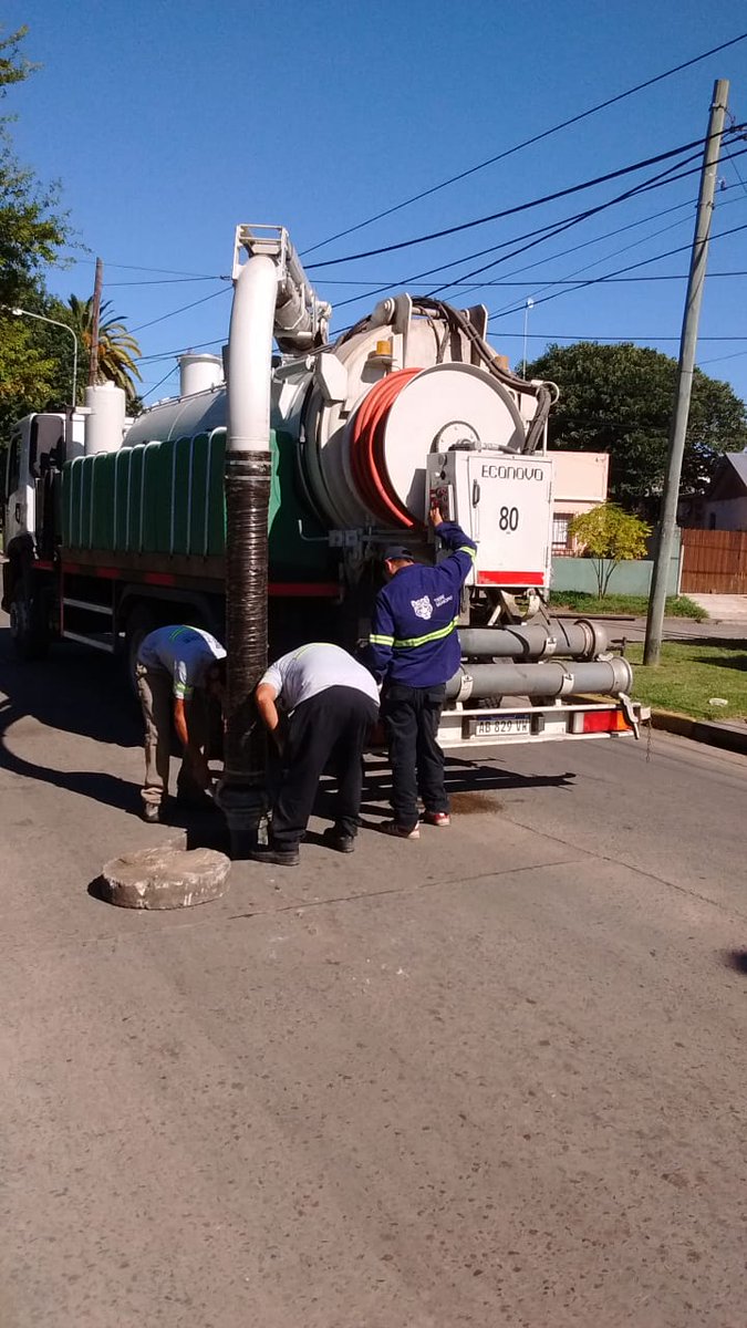 QueLindaMiCiuda's tweet photo. AHORA | Con el camión #desobstructor realizamos la Limpieza de sumideros y desagues pluviales con el objetivo optimizar el funcionamiento adecuado. 

#HOY | En #TalarCentro✔

#ElFuturoEstáEnTodos https://t.co/h4UQenSK8T