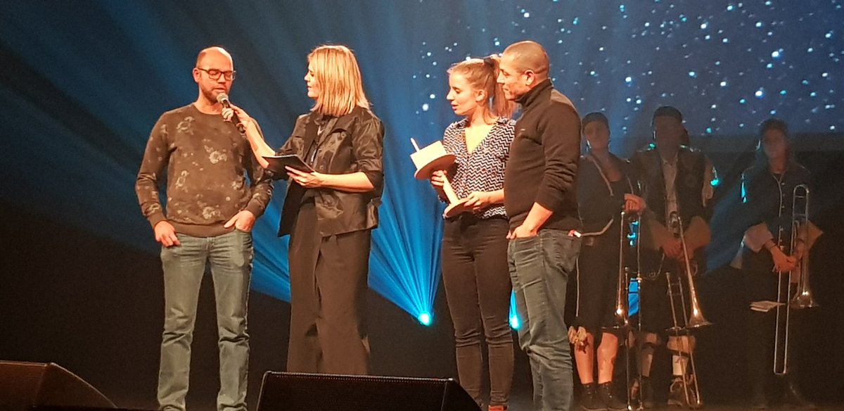 AlexisDeswaef's tweet photo. Het #Burgerplatform voor steun aan Vluchtelingen wint de #ULTIMA Sociaal-cultureel Volwassenenwerk, de "ultime bekroning" voor de solidariteit met #mensen op de vlucht! 
#RefugeesWelcome
Sterke boodschap van de Vlaamse regering @vlaamseoverheid aan
@BXLRefugees
Dank @svengatz! https://t.co/kWSZCs4zG8