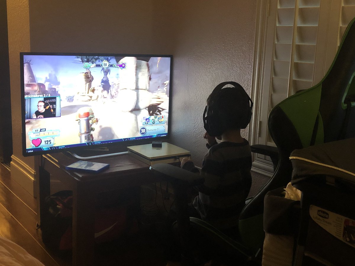 El vicio de mi hijo <a href="/PlantsvsZombies/">Plants vs. Zombies</a> <a href="/EA/">Electronic Arts</a> 🧟‍♀️ 🎧  <a href="/Zick/">Zick</a>  tuve que ponerle un en vivo tuyo para que me deje ver una película 🙈