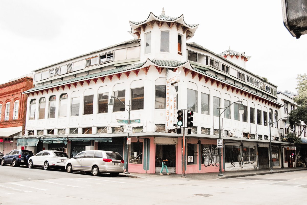 kristenrbarbour's tweet photo. Vibes from Chinatown, HI. 🇨🇳🐷🎊
.
.
.
#Chinatown #ChinatownHI #ChinaTownOahu #AlohaLiving #IslandLife #CityScape #808 #Nikon #Vibes #ChineseNewYears #LunarNewYear #YearOfThePig https://t.co/OwZMPDji1v