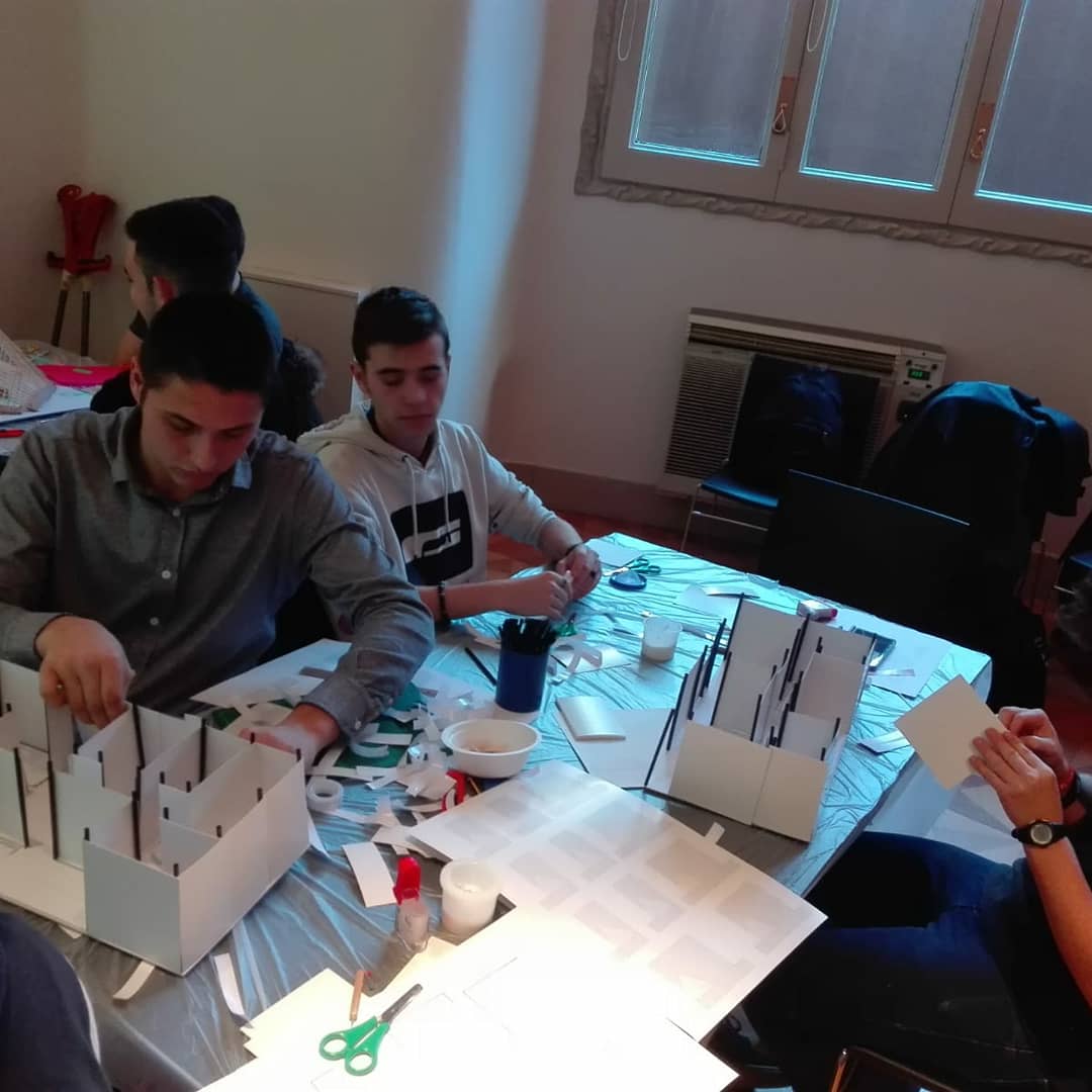 PadreDamianSSCC's tweet photo. Els alumnes de dibuix tècnic ✍️ #1rbtxpd van visitar ahir la @lapedrera_barcelona per conèixer els secrets arquitectònics d'Antoni Gaudí i convertir-se en arquitectes per un dia! #aprenemfent #aprenentatgesignificatiu #sortimdelaula https://t.co/252MpN05cu