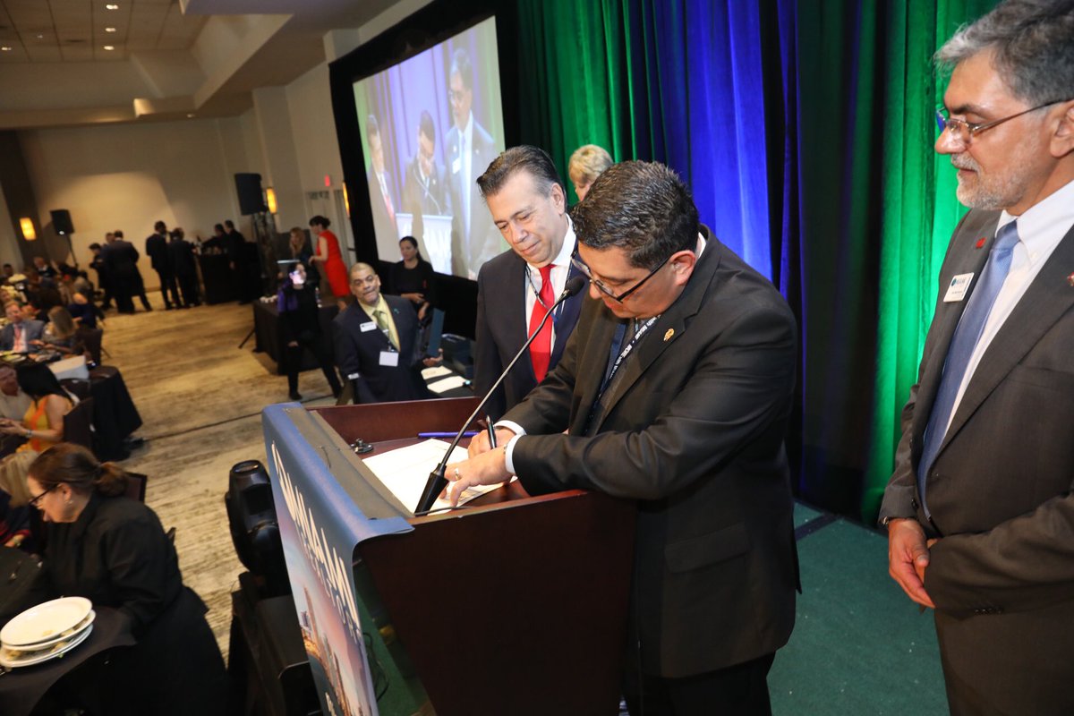 MiamiRealtors's tweet photo. .@MiamiRealtors recognized @ampinacional as the MIAMI Realtors International Partner Organization of the Year. MIAMI and Asociación Mexicana de Profesionales Inmobiliarios A.C. (AMPI) signed a reciprocal honorary agreement at the event. 

READ MORE: https://t.co/Pk6qmV6aMg https://t.co/B8FTgDsM5I