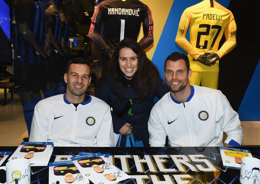 Inter_es's tweet photo. 1โฃ Samir #Handanovic y 2โฃ7โฃ @DanielePadelli tuvieron un encuentro con los aficionados nerazzurri en la tienda #InterStoreMilano para el lanzamiento de la camiseta de portero que ยกestรก finalmente en oferta! ๐ ๐ โซ ๐ต
๐ธ ๐ https://t.co/XX1NxXWQxb
#ForzaInter #FCIM https://t.co/zu4EgydXvA
