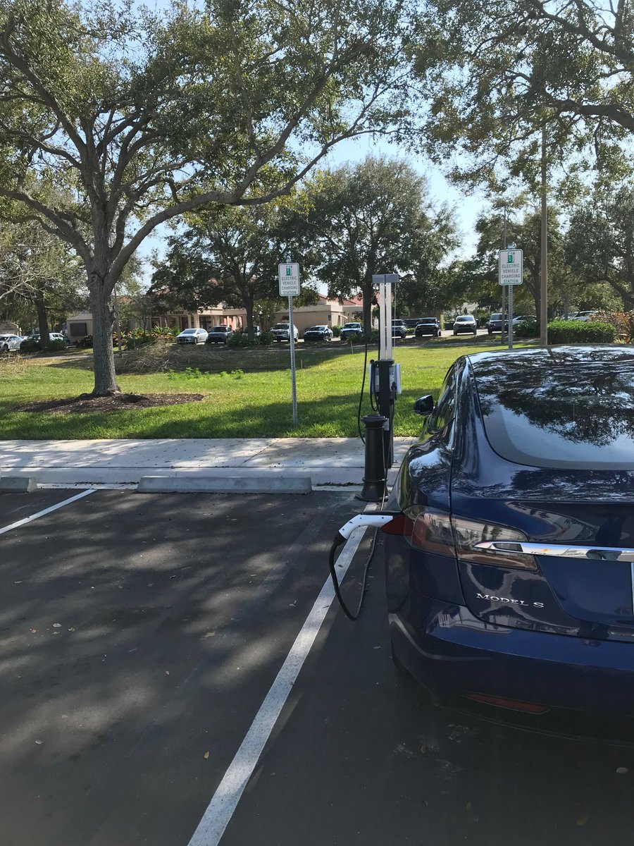 Our new electric vehicle charging stations are ready to ChargeUP! at the William H. Jervey Library in Venice. Learn more about the benefits of driving electric: scgov.net/government/sus… #ElectricVehicles #sustainability @scgovLibrary <a href="/SRQCountyGov/">Sarasota County Government</a> <a href="/UFSarasotaExt/">UF/IFAS Extension Sarasota County</a>