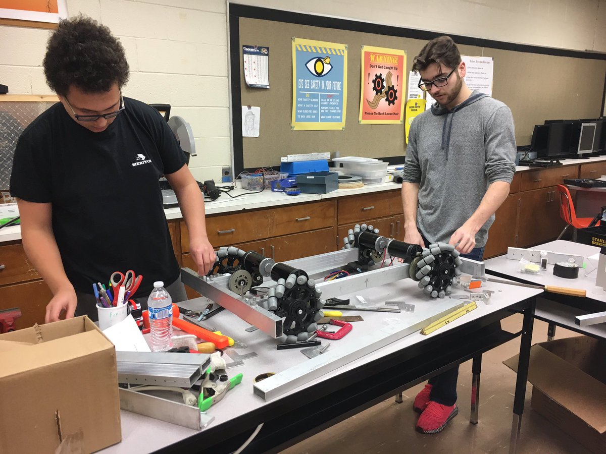 Our team builders working hard👍🏻 #deepspace #omgrobot #frc