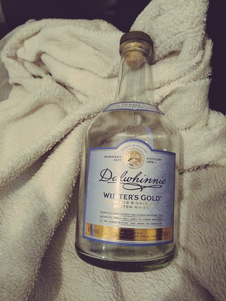 whisky_chasers's tweet photo. I can smell apples, pepper, cinnamon and taste some caramel and a bit of aniseed.
Don't judge this on first taste give it a bit of time. #Dalwhinnie #whisky #wintersgold #anotherdown https://t.co/GX2rpKPKdt