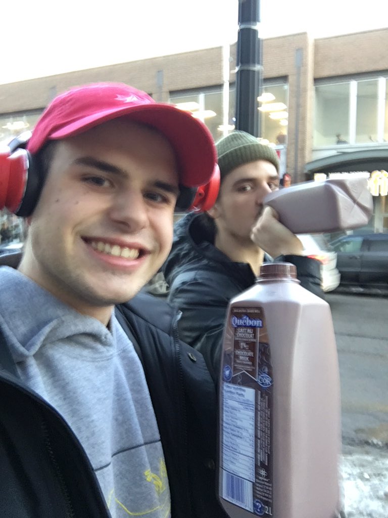 DeschPhil's tweet photo. Végétarien mais pas vegan @AlmightyJoe007 #milkfordays https://t.co/iTAKQaDmxX