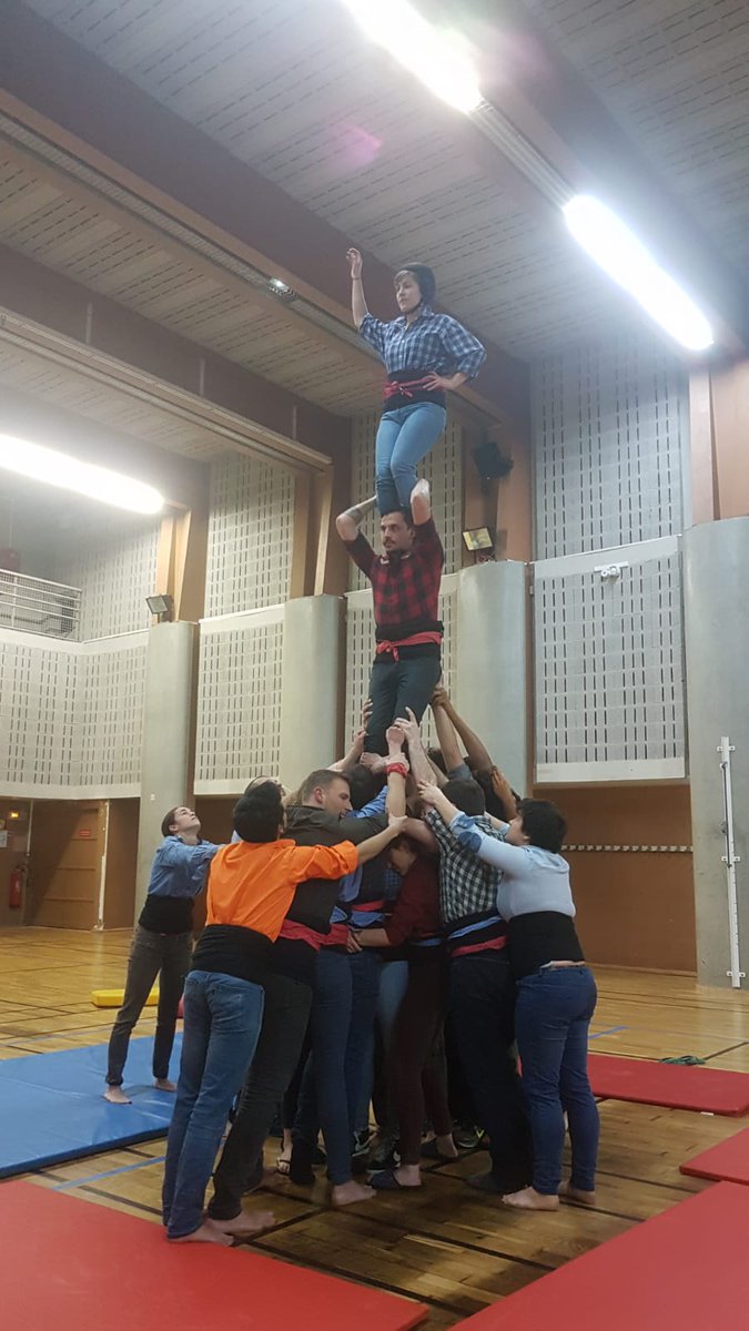 Geperuts's tweet photo. Quatre mois après, les mardis sont à nouveau #geperuts!
Ce soir nous avons fait le premier #assaig de #castells dans la salle de sports de l'association Le Chantier (Paris 12ème).
Pour ceux qui l'ont raté, on vous attend mardi prochain pour découvrir la salle!
#EnsemblePlusHaut https://t.co/EwXpXVsqSF