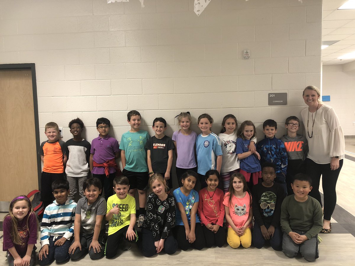dcesstem's tweet photo. #SecondGrade #STEMServiceClub got off to a great start today! We repurposed plastic water bottles and made bird feeders for our school campus! π§β»οΈπ¦ @DcesDragons #dragonstakingaction #endtheplasticproblem https://t.co/napn4tfYub