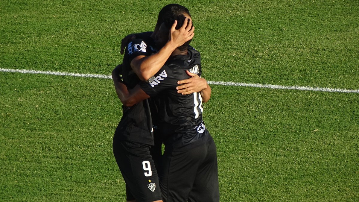 E o primeiro gol do Galo na Libertadores tem a assinatura de dois caras que começaram voando em 2019. Passe de Cazares, gol de Ricardo Oliveira. O atacante deu um abraço no 10 e agradeceu pela assistência. #gegalo