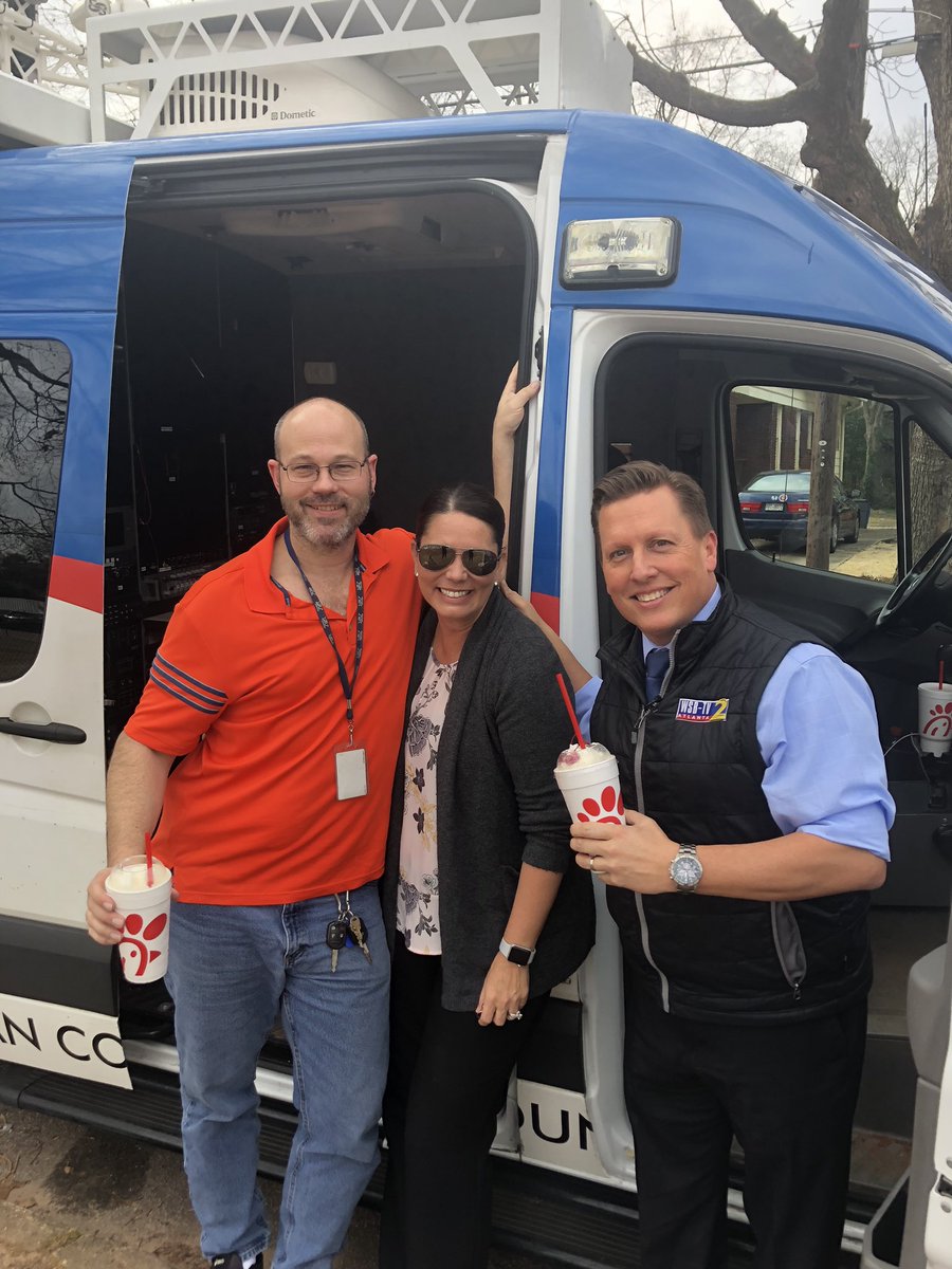 misti_turnbull's tweet photo. Another @wsbtv crew gets a milkshake surprise! Loved treating @SteveGWSB, @Photo_Guittar, @RealBenjamin901 and @MPetchenikWSB with @RachelLebedin today. ALL our teams work so hard! Who might be next? 🥤🤔 https://t.co/AGLGRa9Dzg